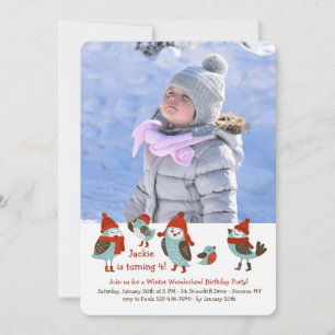 Les oiseaux mignons avec l'hiver vêtx le carte