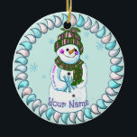 Les ornements Snowman Granny<br><div class="desc">Les ornements Snowman Granny par ArtMuvz Illustration. assortis vêtements snowman, t-shirts, cadeaux grand-mère. T-shirt de Noël, cadeaux de Noël et vêtements d'hiver. Pour personnaliser, ajoutez votre nom ou ajoutez du texte à la place. Customisez ce ornement de bonhomme de neige pour le rendre unique à vous ou pour donner en...</div>