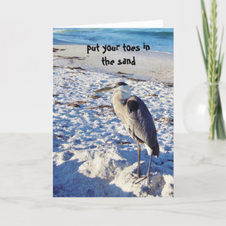 Les orteils dans la carte de voeux de sable