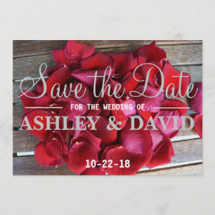 Les pétales de rose rouges sauvent la carte de