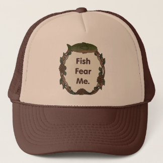 Les poissons drôles de casquette de pêcheur me