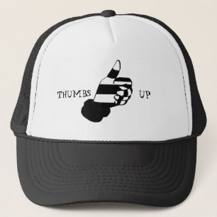 LES POUCES LÈVENT LE CASQUETTE