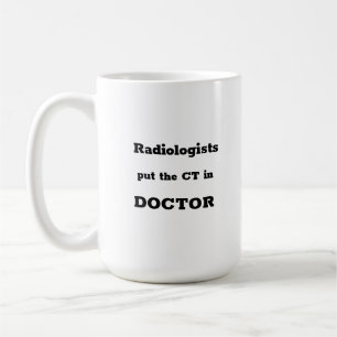 Les radiologues mettent le CT dans la mug DOCTOR