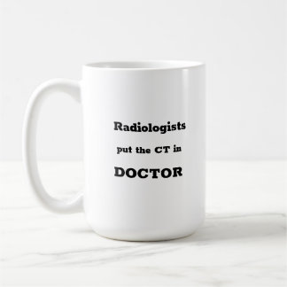 Les radiologues mettent le CT dans la mug DOCTOR
