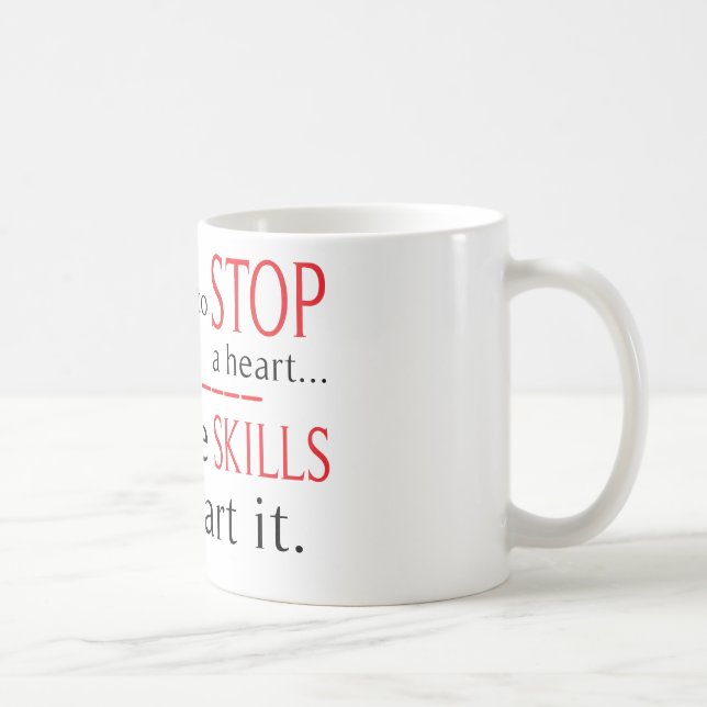 Les regards pour arrêter une tasse de soins de (Droite)