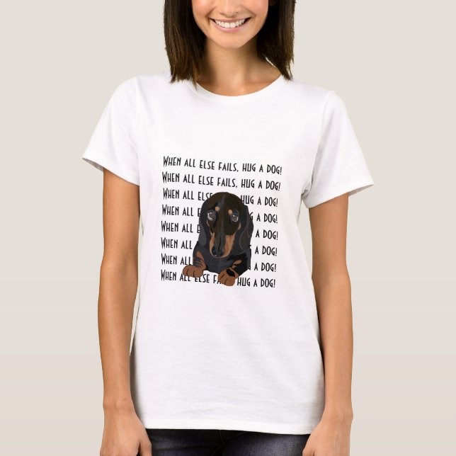 Les T-shirts des femmes Dachshund Accrochez un chi (Devant)