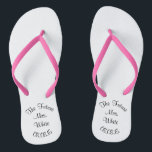 Les tongs nuptiaux du jour du mariage<br><div class="desc">Rendez votre journée de mariage encore plus personnelle,  de la tête aux pieds.  Modifiez le nom et la date pour en faire votre propre nom.</div>
