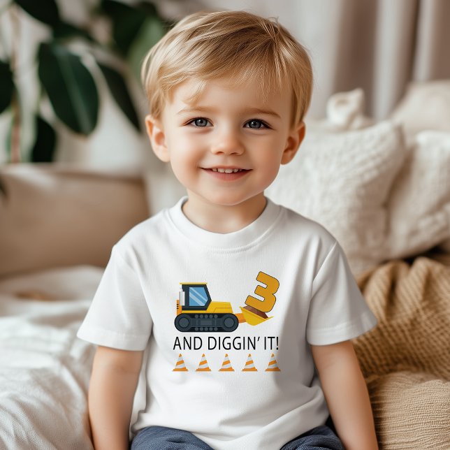 Les Tous Petits T-Shirt Construction pour 3ème Anniversaire – Déch (Three Year Old Construction Birthday Boy Themed Party Tee)
