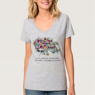 Les vis tombent de la T-shirt gris féminin