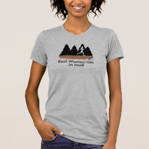 Les vraies femmes courent (jeu) dans le T-shirt de