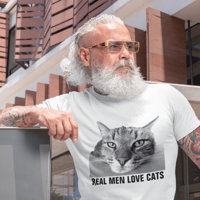 Les vrais hommes aiment les chats, les t-shirts po (Créateur téléchargé)