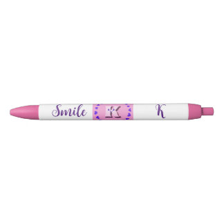 Lettre de sourire K avec stylo à écriture coeur