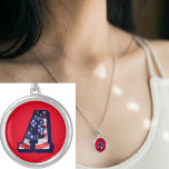 LETTRE Drapeau AMÉRICAINE "A" Collier Rond<br><div class="desc">Monogramme A avec l'image du drapeau américain. Cette lettre A de l'alphabet est une image initiale personnalisée créée par ce concepteur. Afficher tous mes magasins ici https://bit.ly/SandyspiderStores</div>