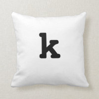 Lettre minuscule k de coussin noir et blanc