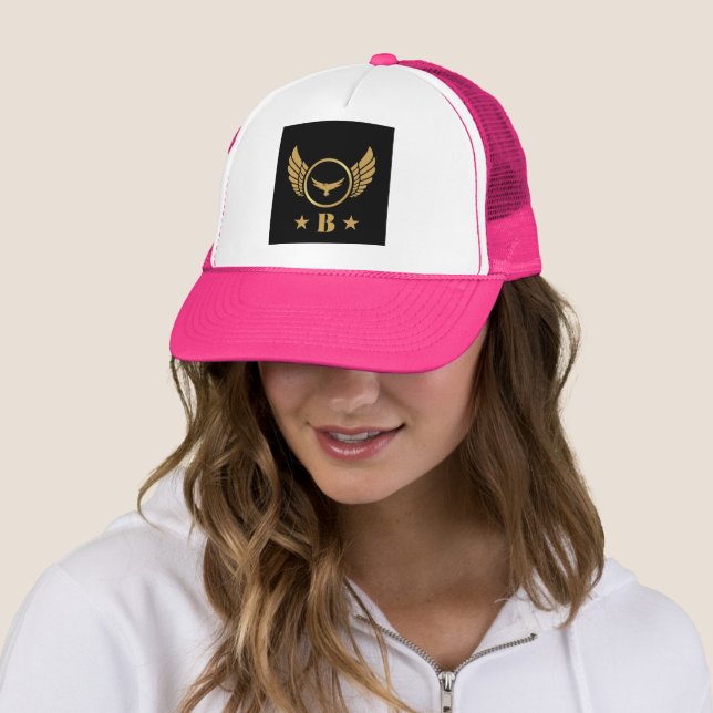 Lettre Monogramme B personnalisée avec Casquette d (En situation)