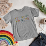 Lettres arc-en-ciel colorées | 1er jour de l'école<br><div class="desc">Éclairez le premier jour d'école avec ce T-shirt enfant "Vibes de jardin d'enfants seulement" ! Doté de lettres d'arc-en-ciel colorées et d'un design ludique, ce tee est parfait pour les petits qui entrent dans leur parcours scolaire. Fabriquée en tissu doux et respirant, elle assure un confort quotidien pour les enfants...</div>