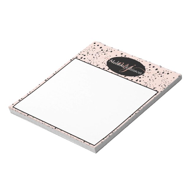 Lettres élégantes en or rose sur bloc-notes noir (Tourné)