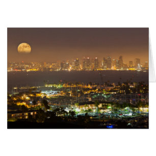 Lever de lune sur la ligne d'horizon de San Diego