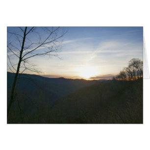 Lever de soleil dans les montagnes fumées