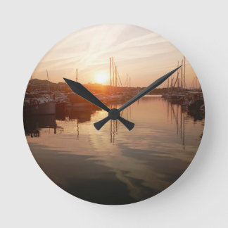 Lever de soleil méditerranéen sur une horloge mura