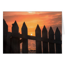 Lever du soleil à travers une clôture