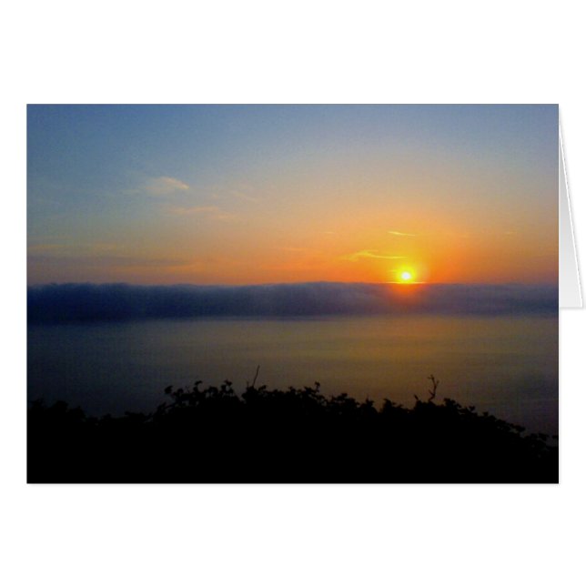 Lever du soleil sur les nuages de tempête (Devant horizontal)