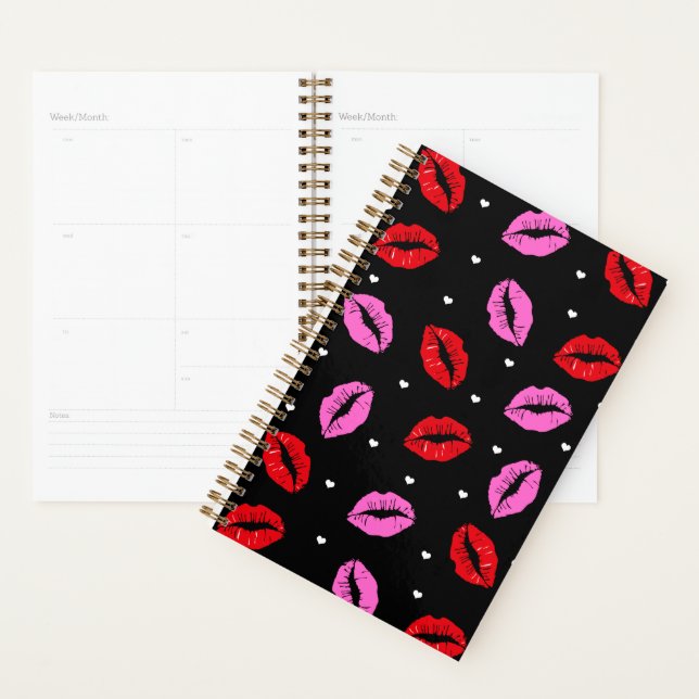 Lèvres Kiss Rose Rouge et Coeurs Black Planner SM/ (Devant avec enveloppe)