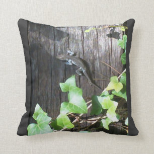 lézard gris sur lierre gris coussin