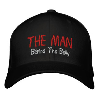 L'Homme Derrière la Casquette Brodée sur le Ventre