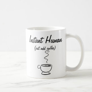 L'humain instantané ajoutent juste la tasse de