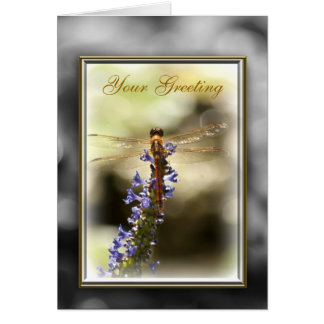 Libellule sur la carte de fleur