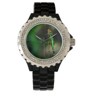 Libellule verte sur la montre des femmes