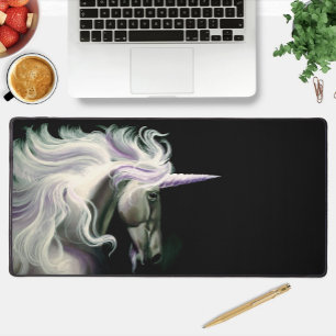 Licorne Blanche Élégante Crinière Fluide Fantaisie