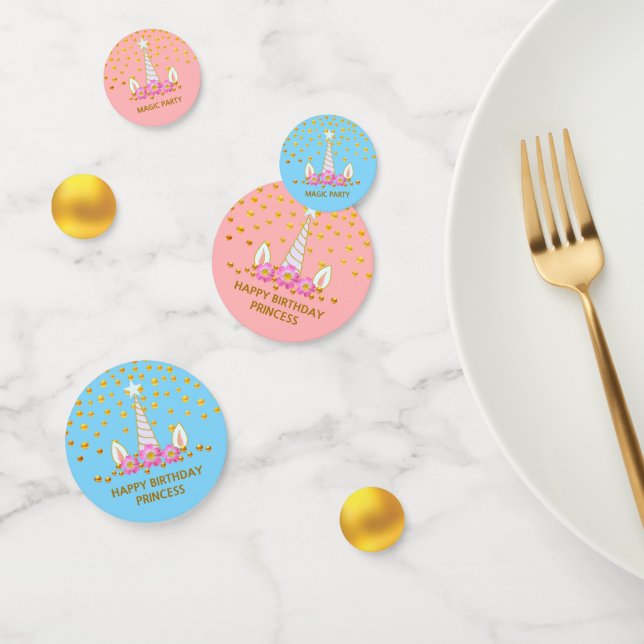 Licorne d'anniversaire et confettis dorés sur fond (Groupe)