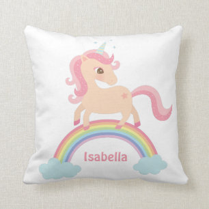 Licorne mignonne sur le coussin de décor de pièce