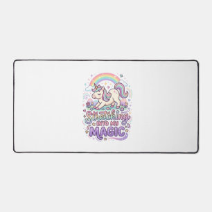 Licorne s'étirant dans ma typographie audacieuse m