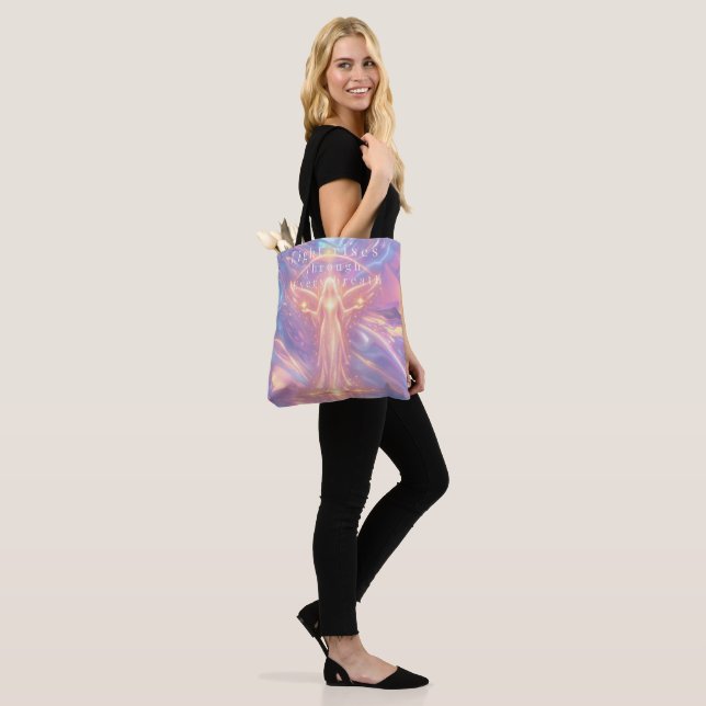 Light Rises Through Every Breath Tote Bag (Sur le modèle)
