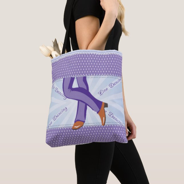 Ligne jambes de danse avec le sac fourre-tout à (De près)
