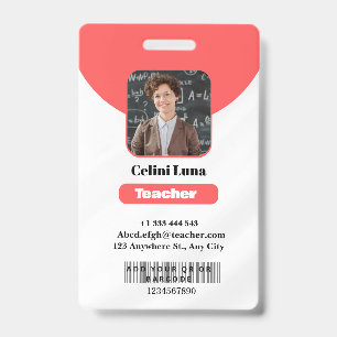 Lignes épurées et classe : badge minimaliste rouge