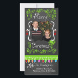 Lime Green Chalkboard Joyeux Carte photo de Noël<br><div class="desc">Joyeux cartes photos de vacances de Noël avec un tableau noir look arrière - plan, beaucoup de tourbillons vert citron et texte qui dit Joyeux Noël, une chaîne de lumières des arbres colorés dans différentes couleurs, des ornements de couleur vert citron et rouge, et des zones que vous pouvez customiser...</div>