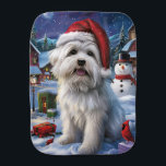 Linge De Bébé Coton De Tulear Winter Wonderland Christmas Joy<br><div class="desc">Ce design festif reflète l'esprit joyeux de la période des fêtes, avec un adorable petit portant un chapeau de Père Noël. Le chien est niché dans un pays des merveilles hivernales, avec un bonhomme de neige, un sapin de Noël décoré et des cadeaux joliment emballés. Les flocons de neige tombent...</div>
