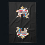 Linge De Cuisine Affiche de bienvenue Las Vegas<br><div class="desc">* Le célèbre signe Las Vegas avec trois icônes populaires supplémentaires. * Un délicieux accessoire de cuisine pour les événements à thème casino, les joueurs ou la nuit de poker! * Dimensions : 16 po x 24 po * 80 % de polyester tissé durable/ 20 % de polyamide mélangé microfibre...</div>