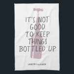 Linge De Cuisine Amant Du Vin Drôle Nom Personnalisé Cadeau Élégant<br><div class="desc">Drôle vin amoureux serviette de cuisine avec bouteille rosée stylisée illustration lisant "Il n'est pas bon de garder les choses embouteillées" avec votre nom ou texte personnalisé ci-dessous dans un design typographique moderne et tendance.</div>