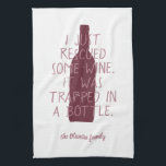 Linge De Cuisine Amusant Juste Secouru Vin Trappé Bouteille Nom de<br><div class="desc">Drôle serviette de cuisine avec la citation sur le thème du vin "Je viens de secourir du vin. Il a été piégé dans une bouteille",  contre l'illustration de la bouteille de vin bordeaux/rouge. Personnalisez facilement avec votre nom de famille et vos couleurs préférées - tous les éléments sont modifiables.</div>