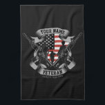 Linge De Cuisine Ancien combattant américain personnalisé Fière Vet<br><div class="desc">Drapeau Vétérinaire Américain Fière Vet USA avec des soldats avec armes à feu et Drapeau américain design. Personnalisé avec votre nom,  texte personnalisé et emplacement! Un cadeau parfait pour cette personne spéciale dans votre vie!</div>