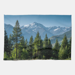 Linge De Cuisine Arbres Conifères avec Arrière-plan Montagneux