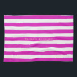 Linge De Cuisine BARRE le rose réglable avec le nom<br><div class="desc">Rayures horizontales contre le blanc. Des lignes blanches peuvent recolored - sentez-vous libre pour jouer avec la couleur d'arrière - plan pour créer de nouveaux effets ! Votre propres texte/nom peut être modifié de toutes les manières.</div>