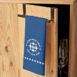Linge De Cuisine Bateau bleu blanc Nautique Roue Bateau Vintage<br><div class="desc">La roue marine bleue et blanche est une illustration simple avec le bateau sur l'eau au centre. Texte personnalisable pour les noms de capitaine et de yacht.</div>