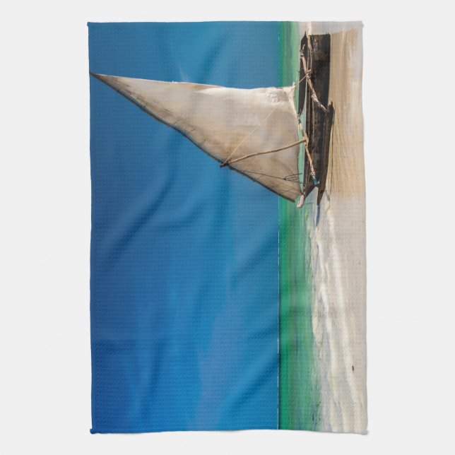 Linge De Cuisine Bateau de pêche traditionnel sur la plage (Vertical)