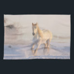 Linge De Cuisine Beau Cheval Blanc Galloping dans la neige<br><div class="desc">Une serviette de cuisine avec une photo d'un magnifique cheval blanc. Traverser un champ couvert de neige. Majestueux et beau.</div>